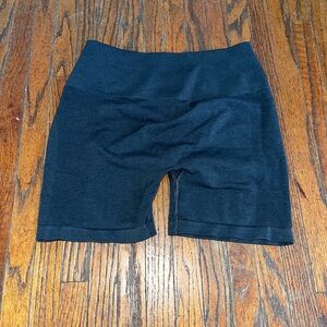 Alphalete amplify shorts grey